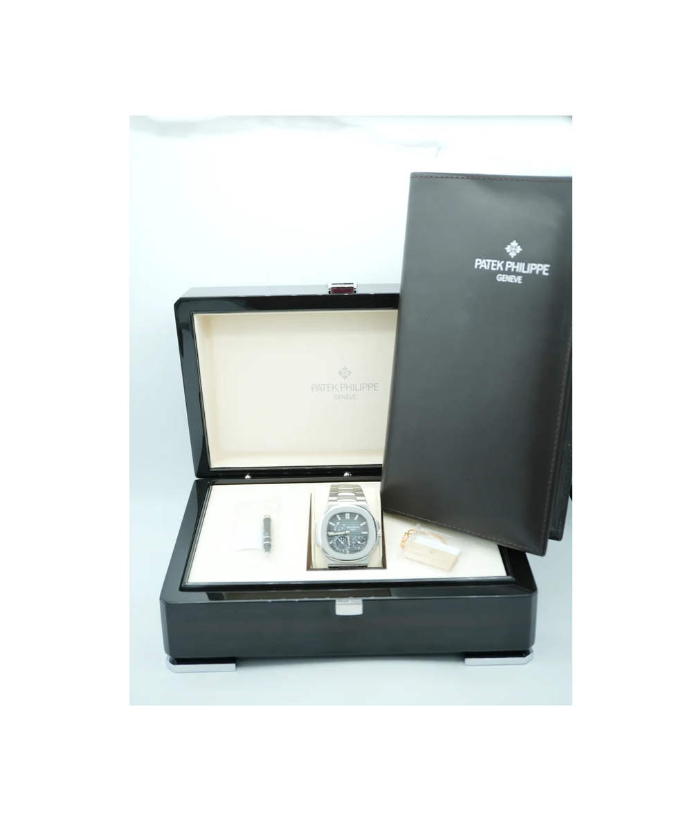 Patek Philippe 5712/1A-001 Nautilus 40 mm Stainless Steel Blue Dial Complete Set 2017